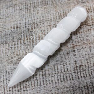 Spiralna Różdżka z Selenitu – 16 cm (Jeden Ostry Koniec)