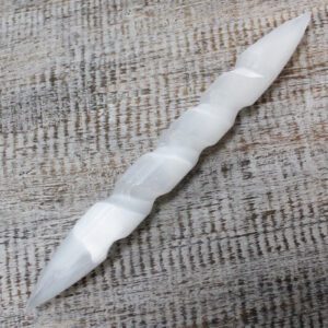 Spiralna Różdżka z Selenitu – 16 cm (Ostre Końce)