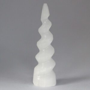 Spiralna Wieża Jednorożca z Selenitu – 15 cm