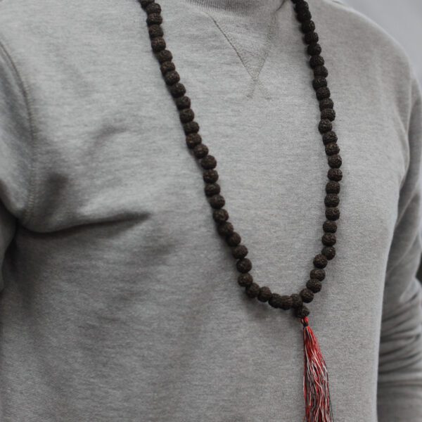 Mala Rudraksha 108 koralików – Ciemna - obrazek 7