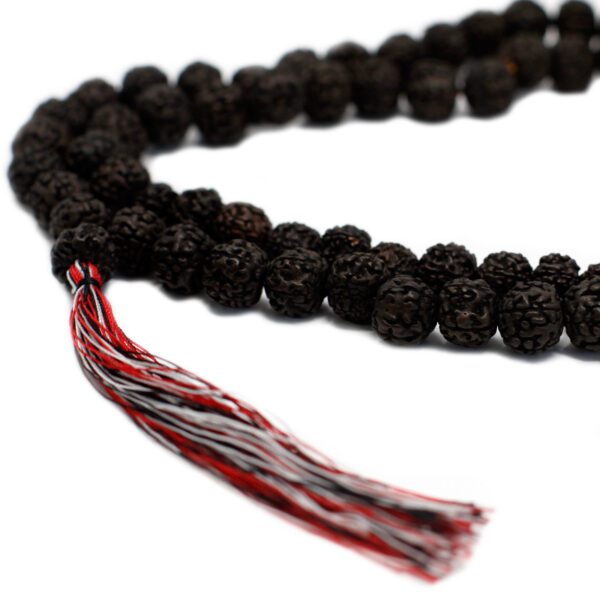 Mala Rudraksha 108 koralików – Ciemna - obrazek 4