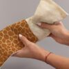 Lawendowa Poduszka na Oczy z Naturalnej Bawełny i Juty – Żyrafa z Madagaskaru – w Pudełku - obrazek 6