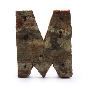 Rustykalna litera z kory – M – 7 cm