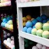 Stojak Ekspozycyjny na Kule do Kąpieli – 5 Półek – Brązowe Wykończenie - obrazek 4
