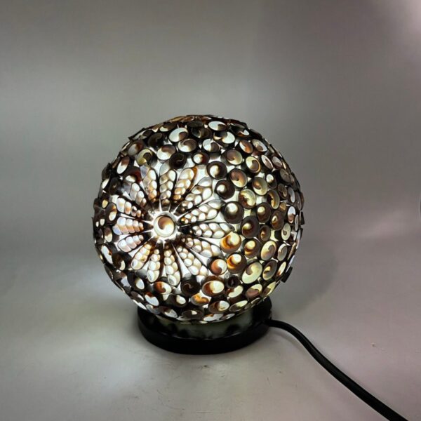 Boho Lampa z Muszelek Morskich – Czekoladowa Skręcona Kula – 15 cm - obrazek 4