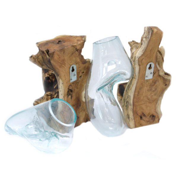 Wisząca misa z roztopionego szkła na drewnie