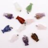 Wisiorki z kamieniami w kształcie mini aniołów (12 szt.) – 26x18 mm