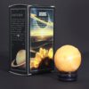 Planeta z Jadeitu Żółtego na Podstawce z Soli Złocistej – 40 mm - obrazek 4