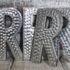 Małe dekoracyjne litery aluminiowe – R