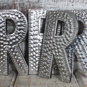 Małe dekoracyjne litery aluminiowe – R