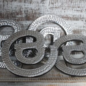 Małe dekoracyjne litery aluminiowe – @