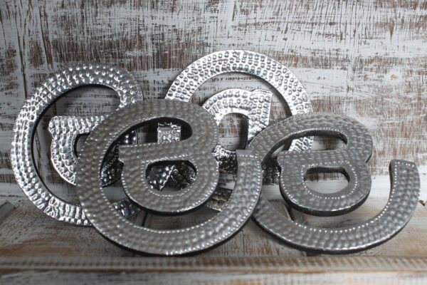 Małe dekoracyjne litery aluminiowe – @