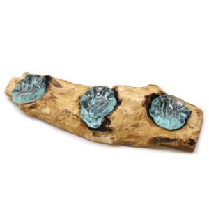 Płaski potrójny świecznik z lanego szkła na drewnie