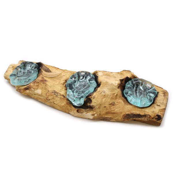 Płaski potrójny świecznik z lanego szkła na drewnie