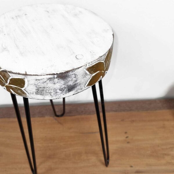 Stojak na rośliny z drewna albasia – bielony