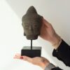 Głowa Buddy Stillness na Podstawce – Szara - obrazek 3