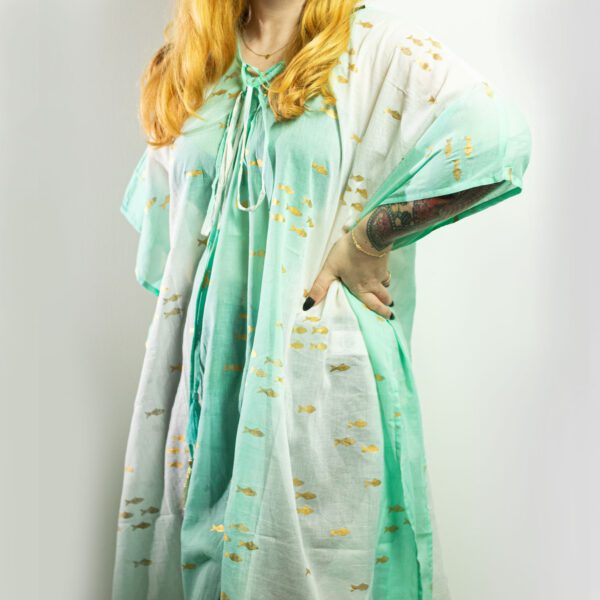Kaftan Nomad Sari z Kolekcji Med – Biały, Turkusowy i Złoty – Wzór Ryb - obrazek 3