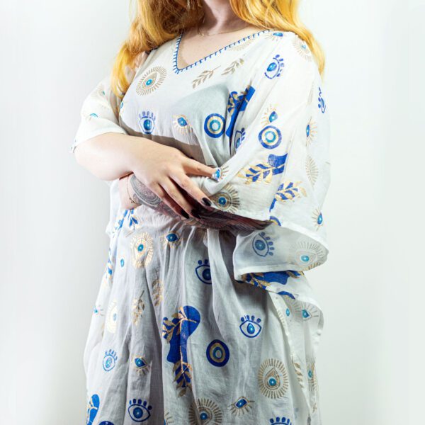 Kaftan Nomad Sari z Kolekcji Med – Biały, Niebieski i Złoty – Wzór Oka Proroka