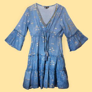 Sukienka Nomad Sari z Kolekcji Med (ML) – Morski Niebieski i Złoty – Wzór Ryb