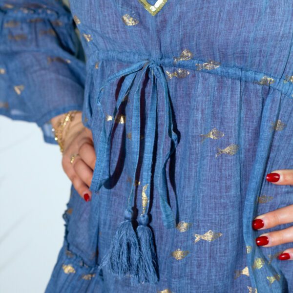 Sukienka Nomad Sari z Kolekcji Med (LXL) – Morski Niebieski i Złoty – Wzór Ryb - obrazek 5