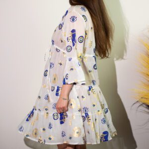 Sukienka Nomad Sari z Kolekcji Med (ML) – Biały, Niebieski i Złoty – Wzór Oka Proroka