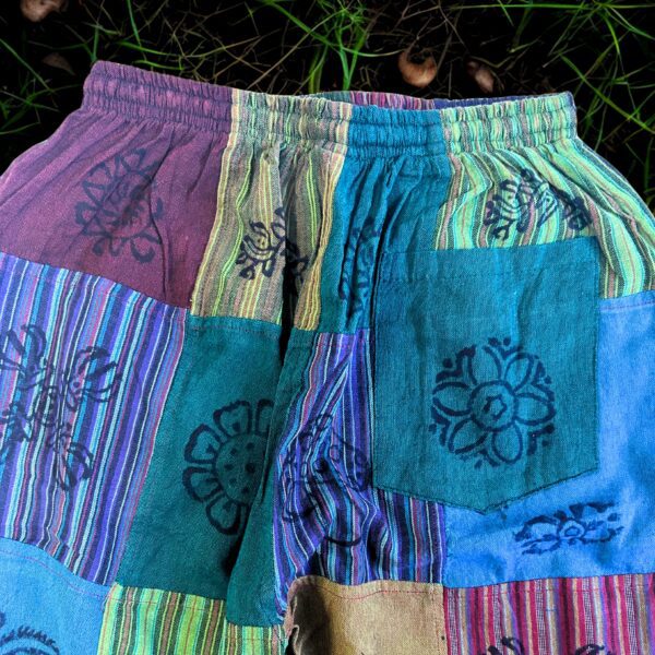 Spodnie Nomad Sari – Grzybowe – Blokowy Wzór – Odcienie Zieleni (105x127 cm) S/M - obrazek 4