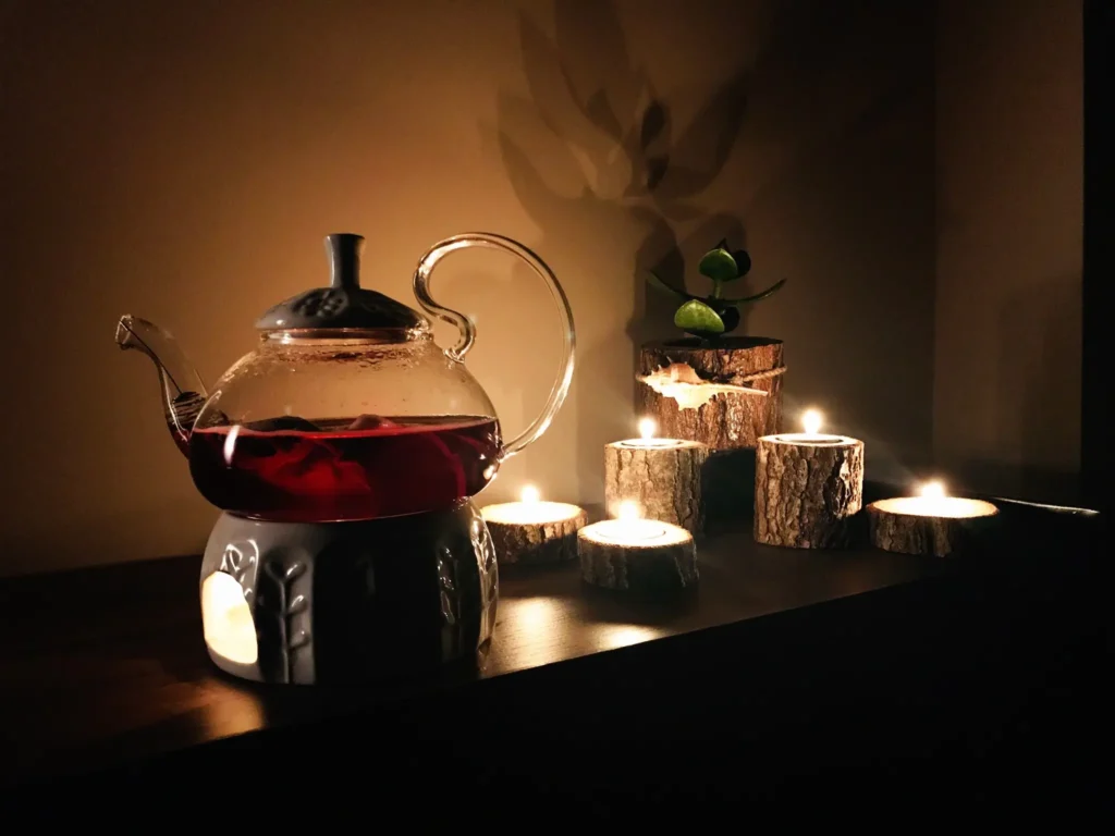 codzienne czarostwo - herbata i zapalone świece tealight w domowym rytuale