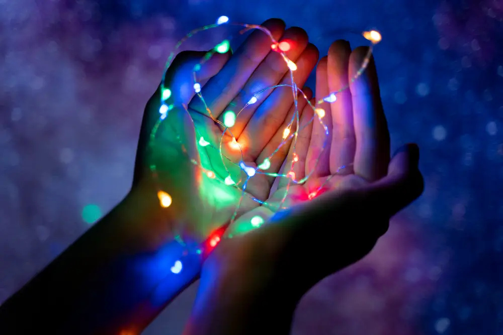 Światło cierpliwości_energia w dłoniach Tolerancja na frustrację – symboliczne światło w dłoniach jako energia cierpliwości i wewnętrznej siły.