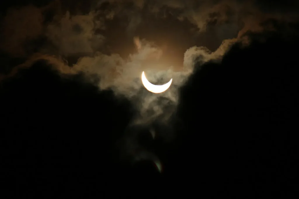 Nów 21 września 2025 Częściowe zaćmienie Słońca nad chmurami