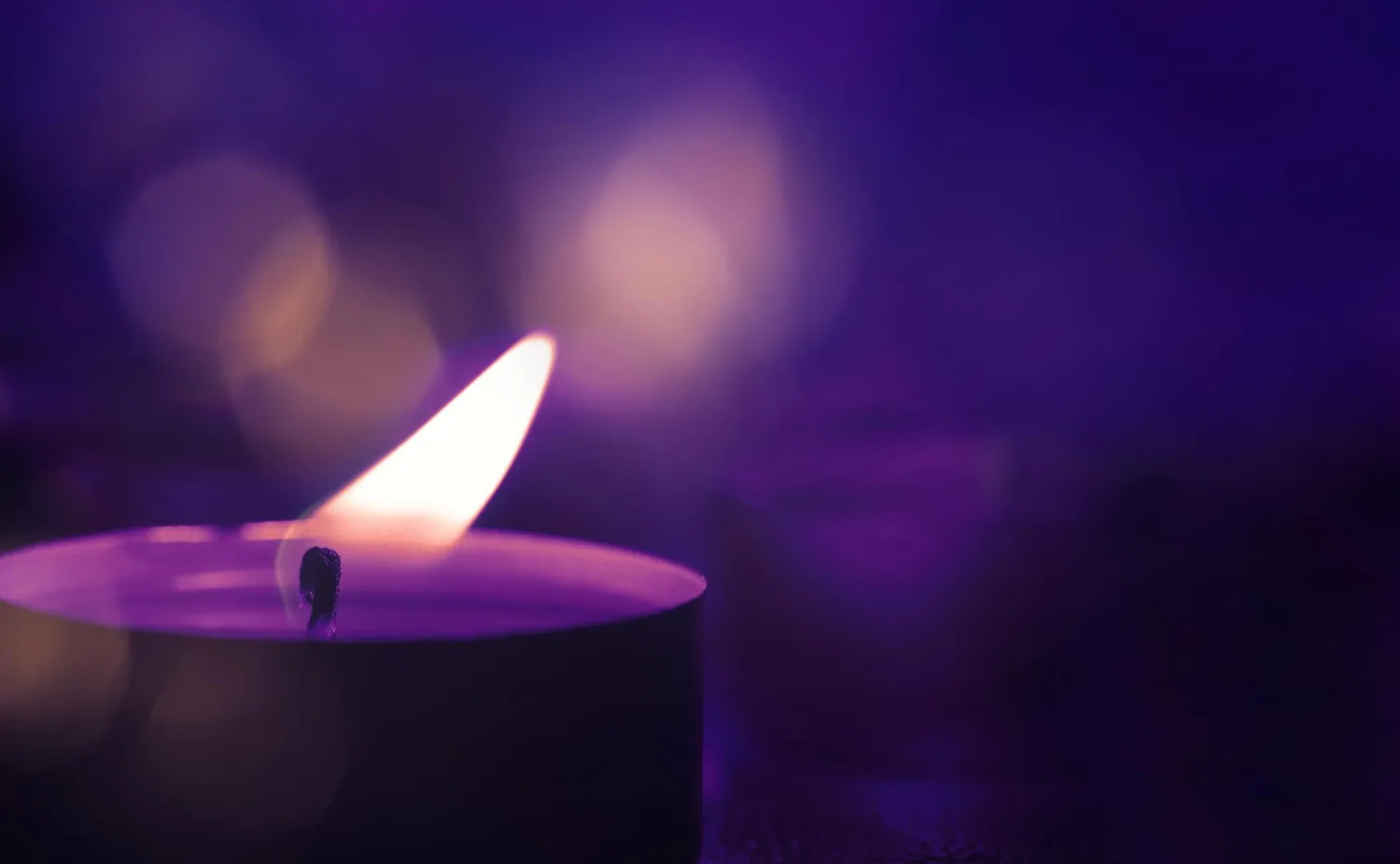 Świeca rytualna – płomień na fioletowym tle