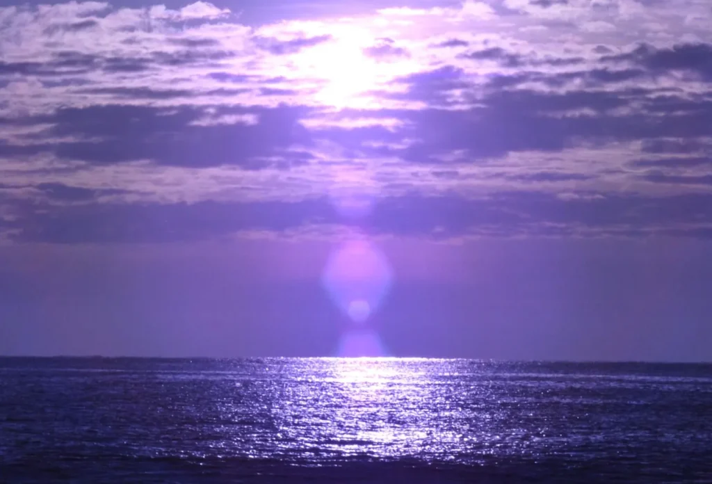 Kapłanka tarot – głos, który rodzi się w ciszy, fioletowe światło nad morzem.