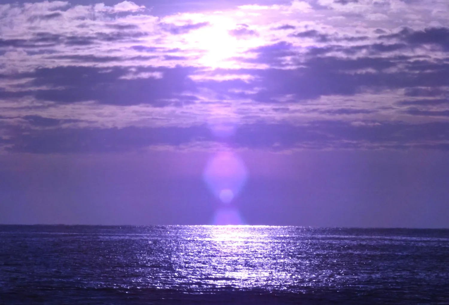 Kapłanka. Głos, który rodzi się w ciszy. Kapłanka tarot – głos, który rodzi się w ciszy, fioletowe światło nad morzem.