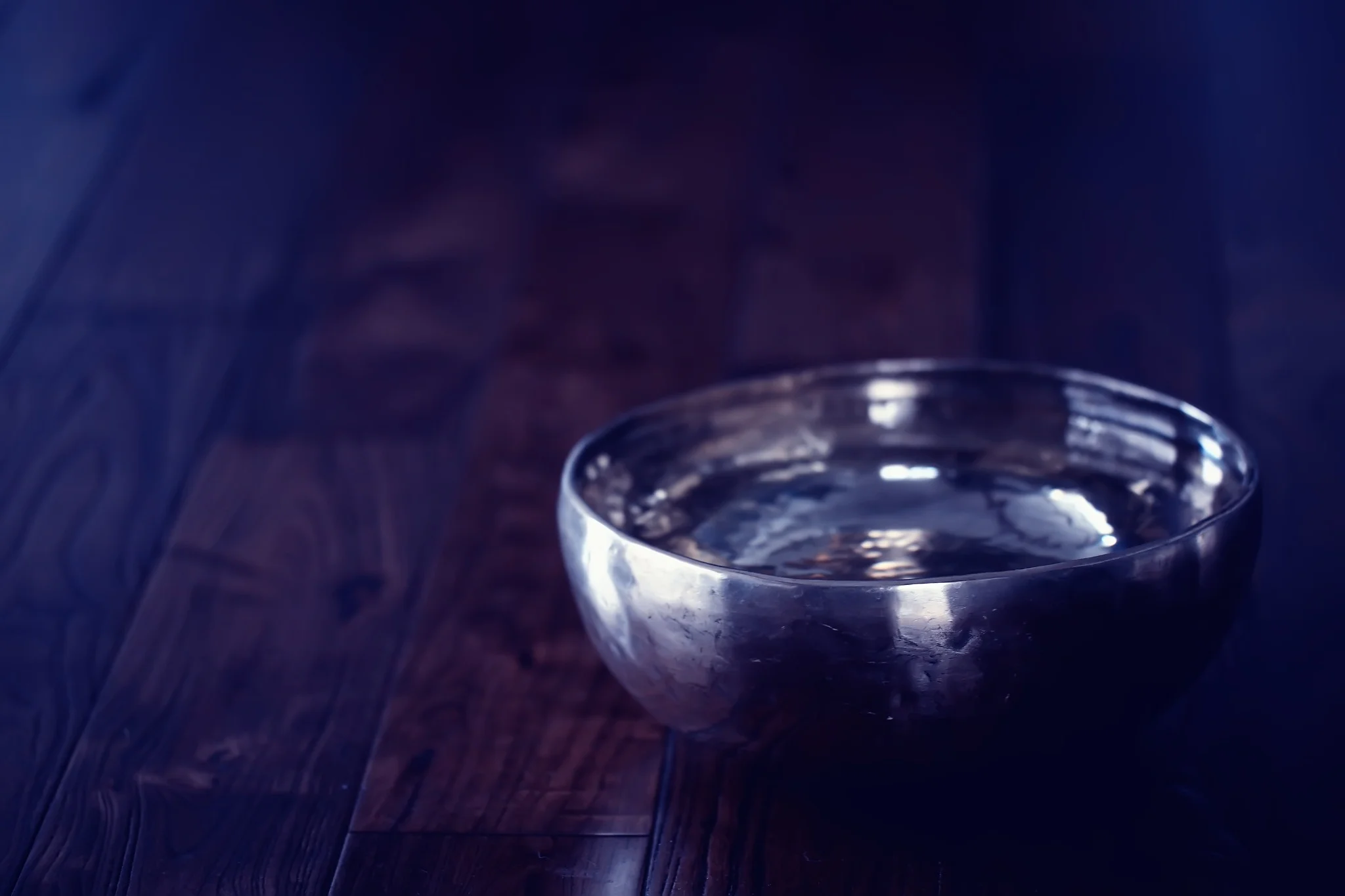 Rytuał ciszy i klarowności – misa z wodą w świetle Księżyca rytuał ciszy i klarowności, misa z wodą, medytacja, światło Księżyca