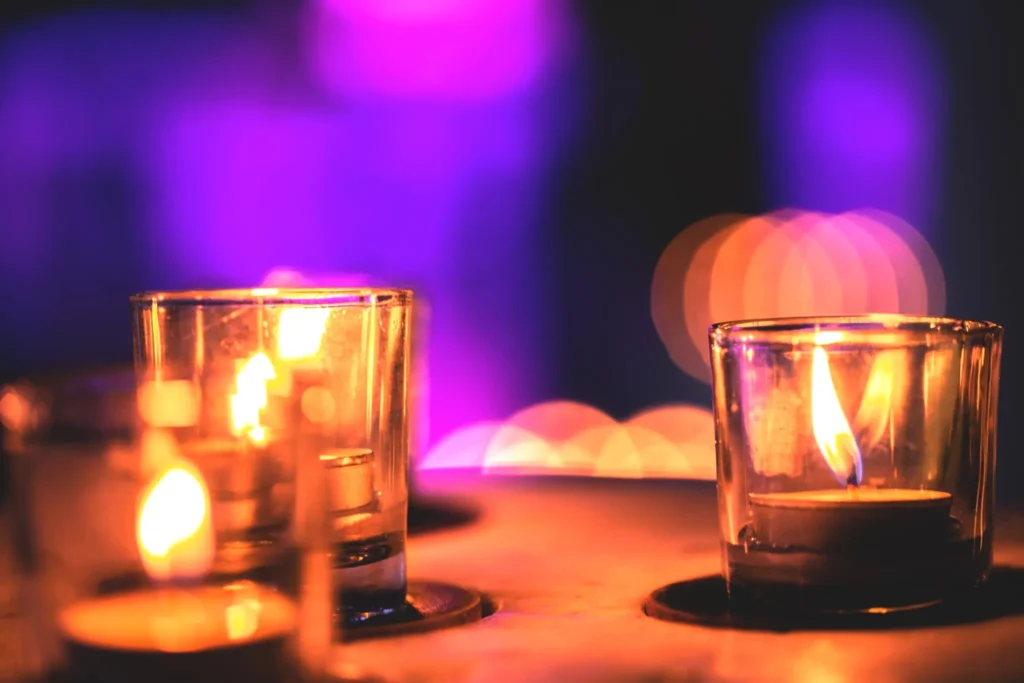 Świece w noc Andrzejek 2025