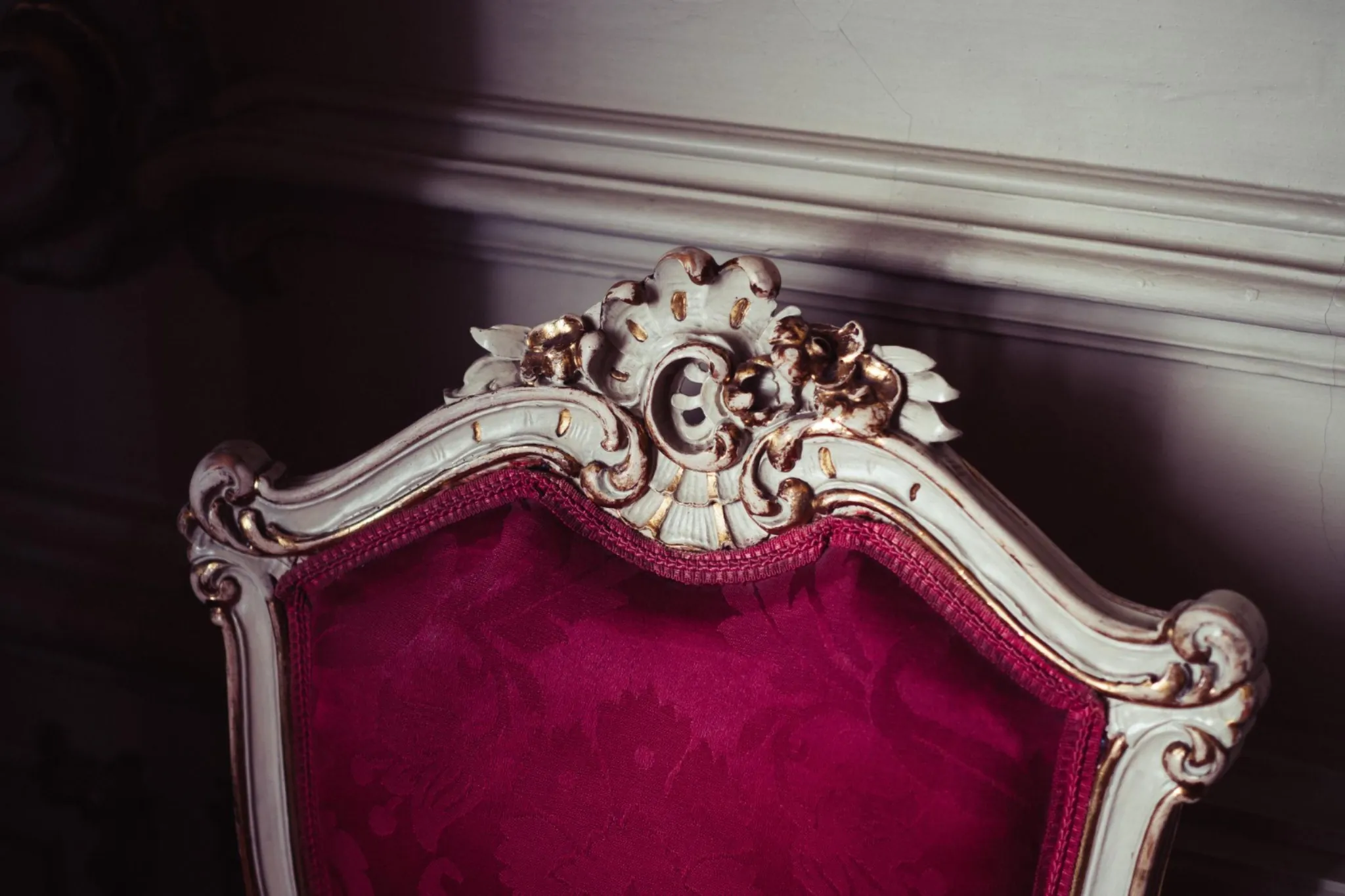 Królowa Mieczy – pusty tron Królowa Mieczy – pusty, ozdobny tron jako symbol dystansu i autonomii