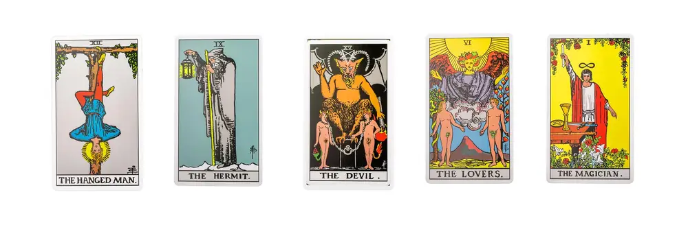 Archetypy w tarocie – pięć kart Wielkich Arkanów: Wisielec, Pustelnik, Diabeł, Kochankowie i Mag
