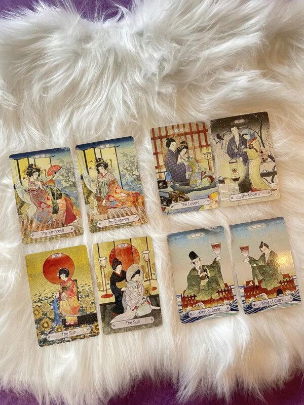 Talia tarota OIRAN Tarot Cards Double Major rozłożona na jasnym futrze