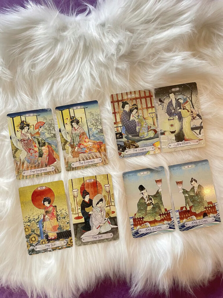 Talia tarota OIRAN Tarot Cards Double Major rozłożona na jasnym futrze