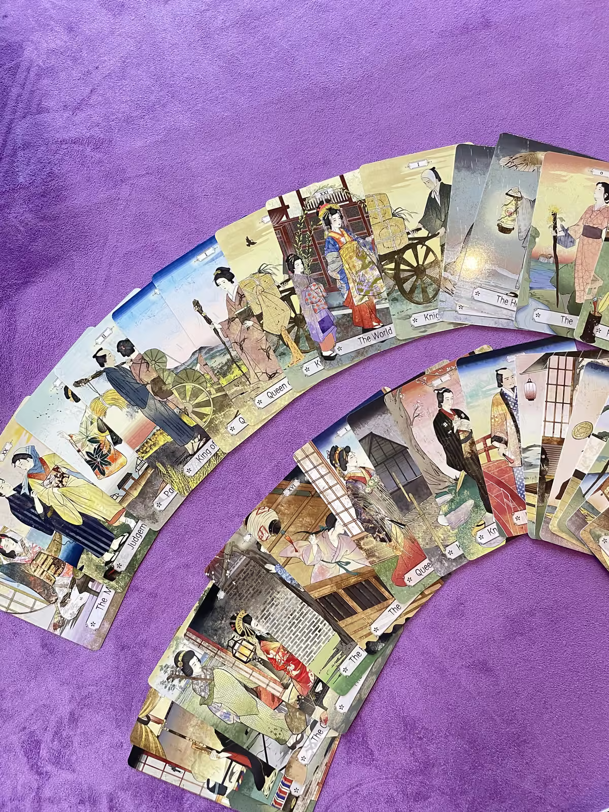 Talia tarota OIRAN Tarot Cards Double Major rozłożone karty na fioletowym tle